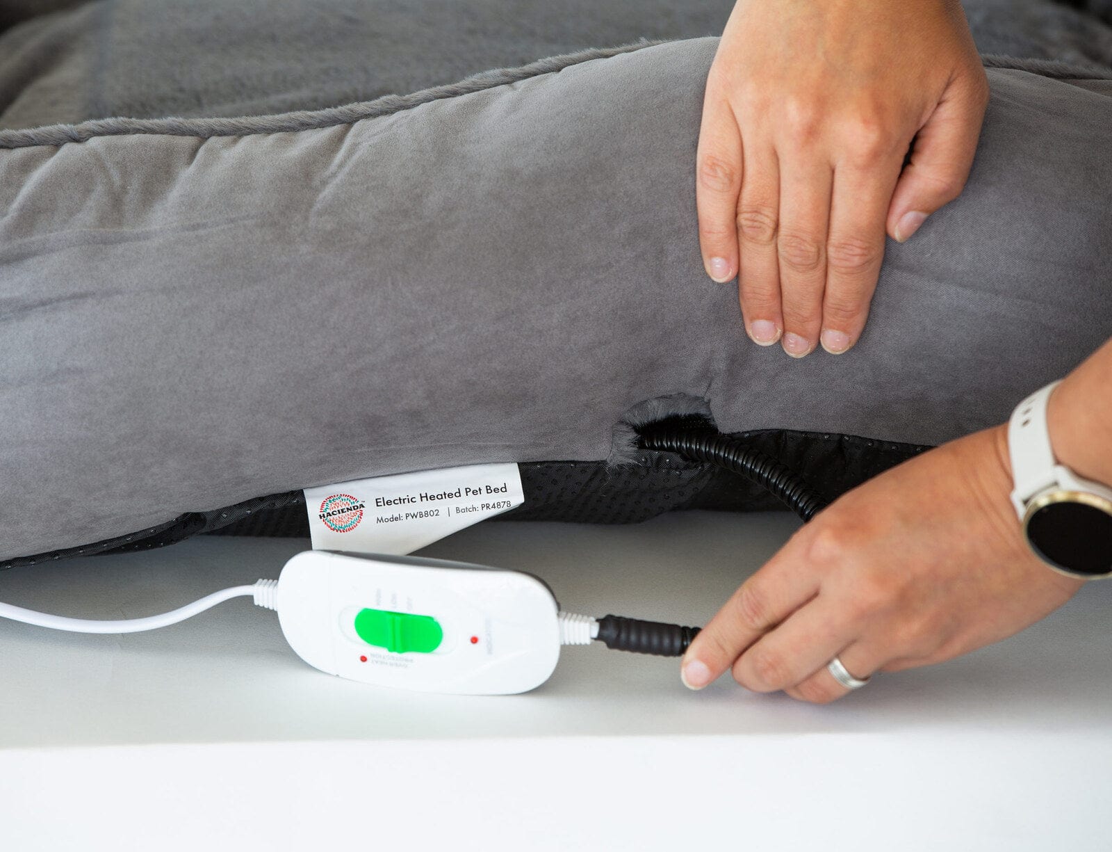 Spud Jax Petshop Easy to Clean Electric Heated Rabbit Faux Fur Covering Pet Bed - Medium Pet Care > Dog Supplies